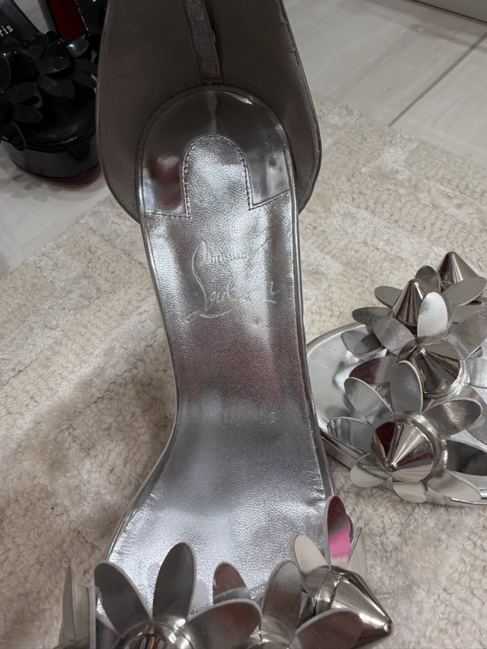 Christian Louboutin Daisy Spike Metallic Silver Ankle Cuff Sandals - Picture 4 of 6